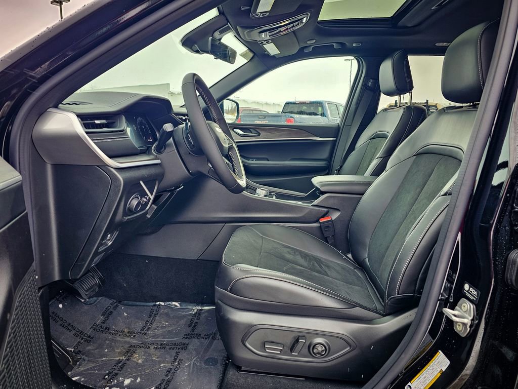 New 2026 Jeep Grand Cherokee Laredo image 11