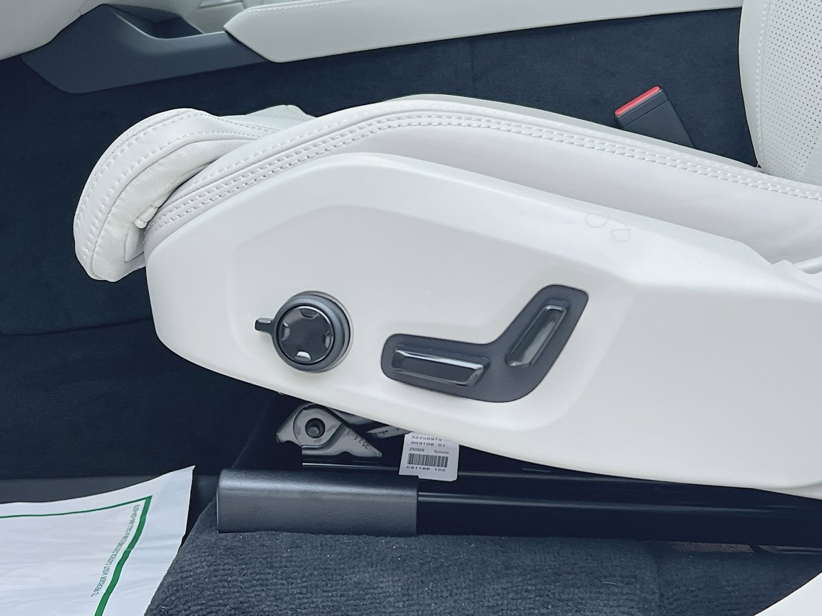 New 2026 Volvo XC90 T8 Ultra w/ Lounge Package image 14