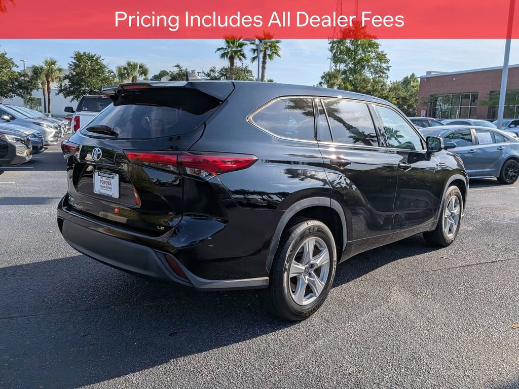 Used 2022 Toyota Highlander LE FWD image 5