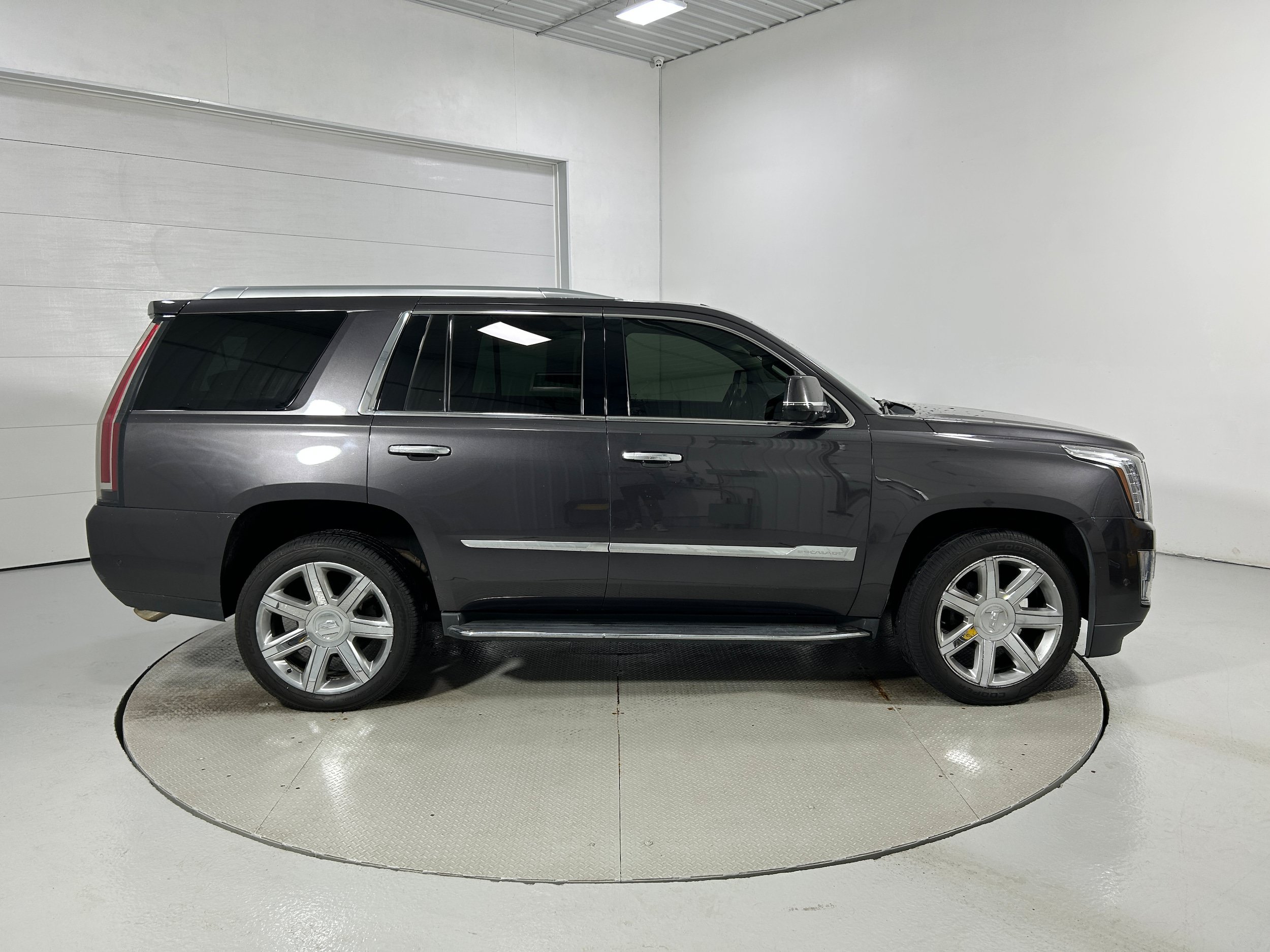 Used 2017 Cadillac Escalade Luxury AWD/4WD image 43