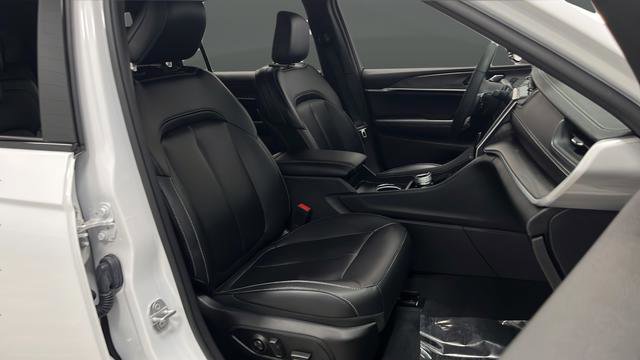 Used 2024 Jeep Grand Cherokee L Limited w/ Black Appearance Package image 30