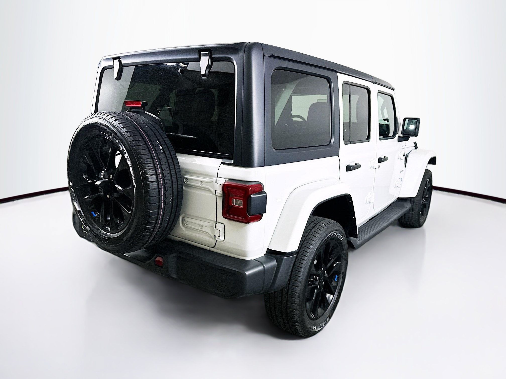 Used 2023 Jeep Wrangler Unlimited Sahara w/ Cold Weather Group AWD/4WD image 9
