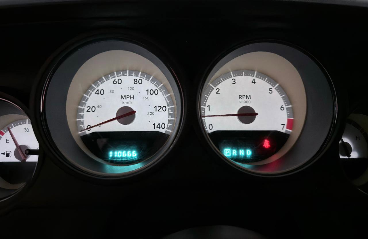 Used 2010 Dodge Challenger SE image 26