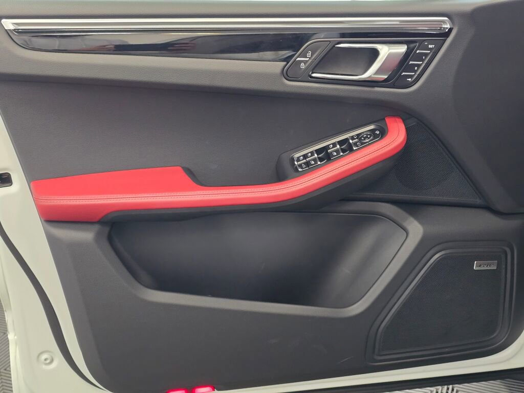 Certified 2025 Porsche Macan image 28