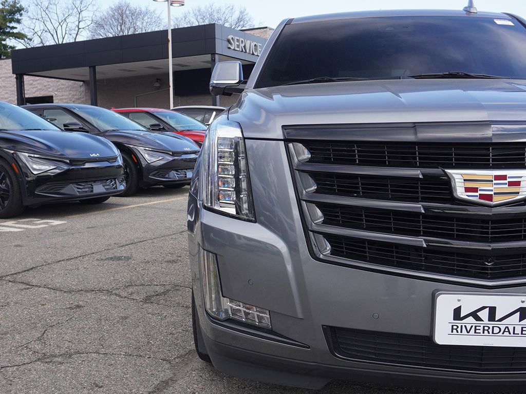 Used 2020 Cadillac Escalade Luxury w/ Escalade Sport Edition image 17