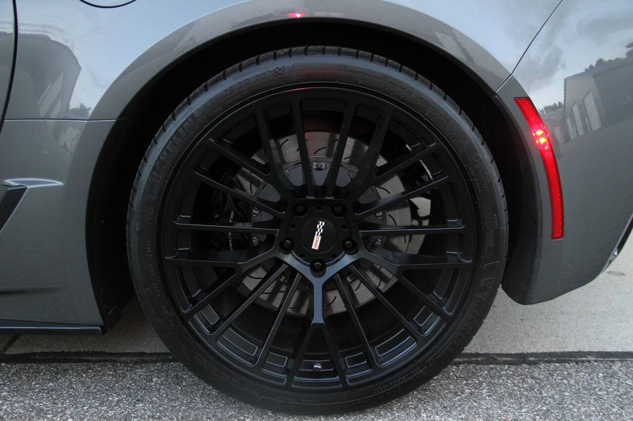 Used 2015 Chevrolet Corvette Z06 w/ 3LZ Preferred Equipment Group RWD image 32