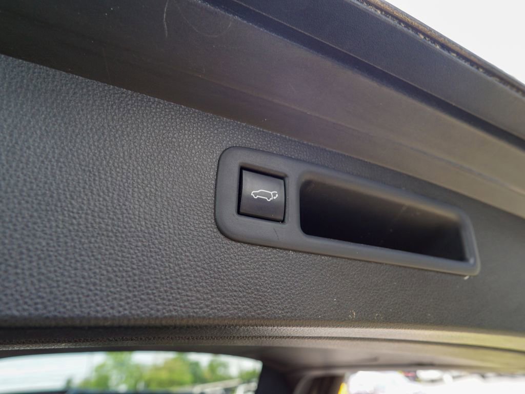 Used 2021 Toyota Highlander XSE FWD image 11