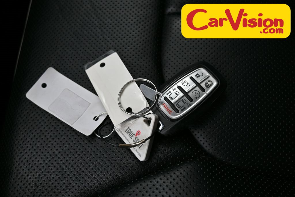 Used 2025 Chrysler Pacifica Limited image 32