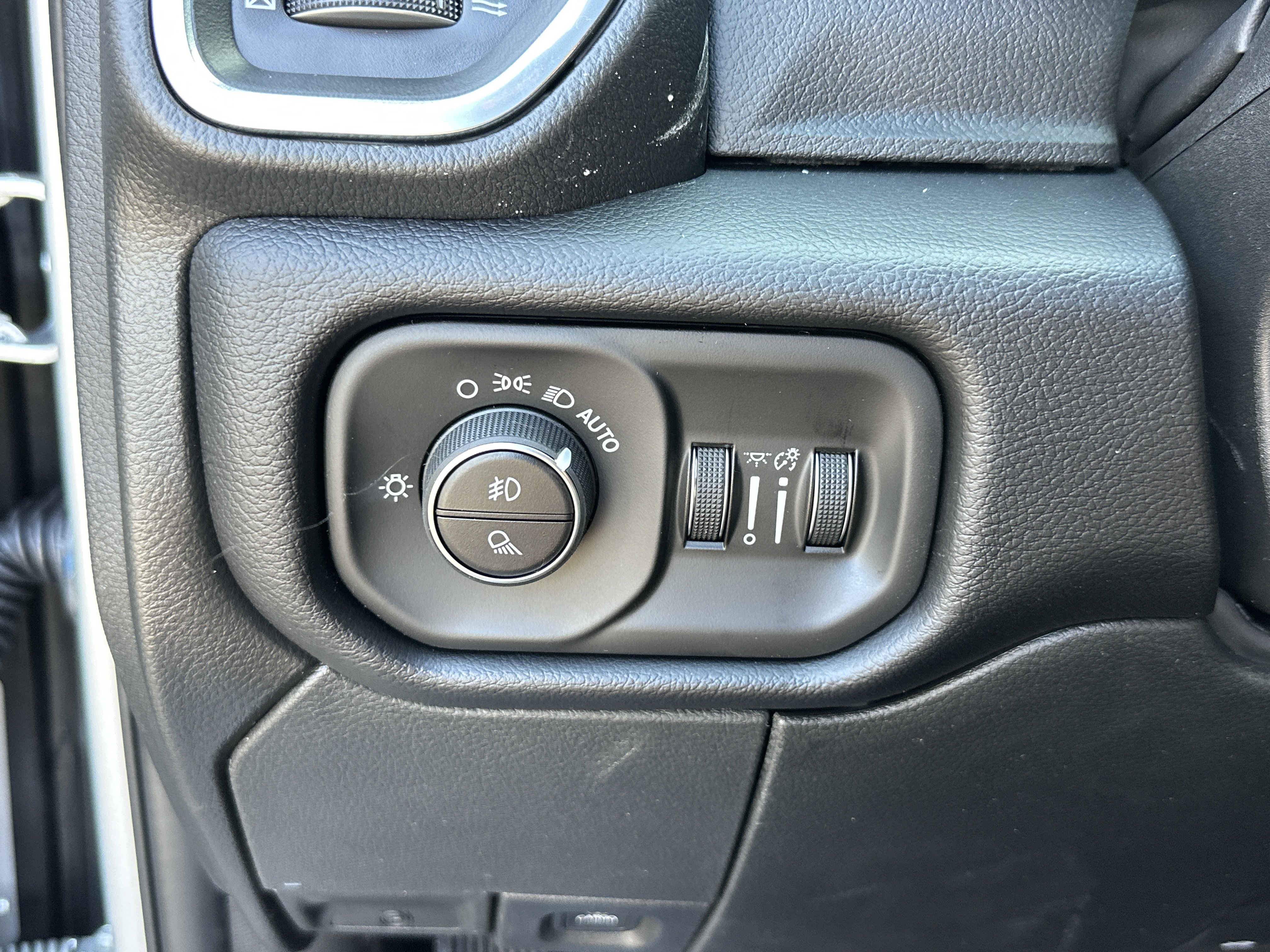 New 2026 RAM 2500 Laramie AWD/4WD image 12