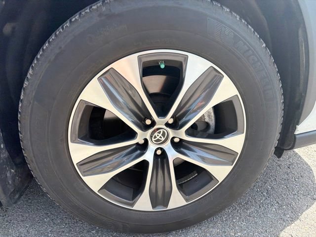 Used 2022 Toyota Highlander XLE AWD/4WD image 17
