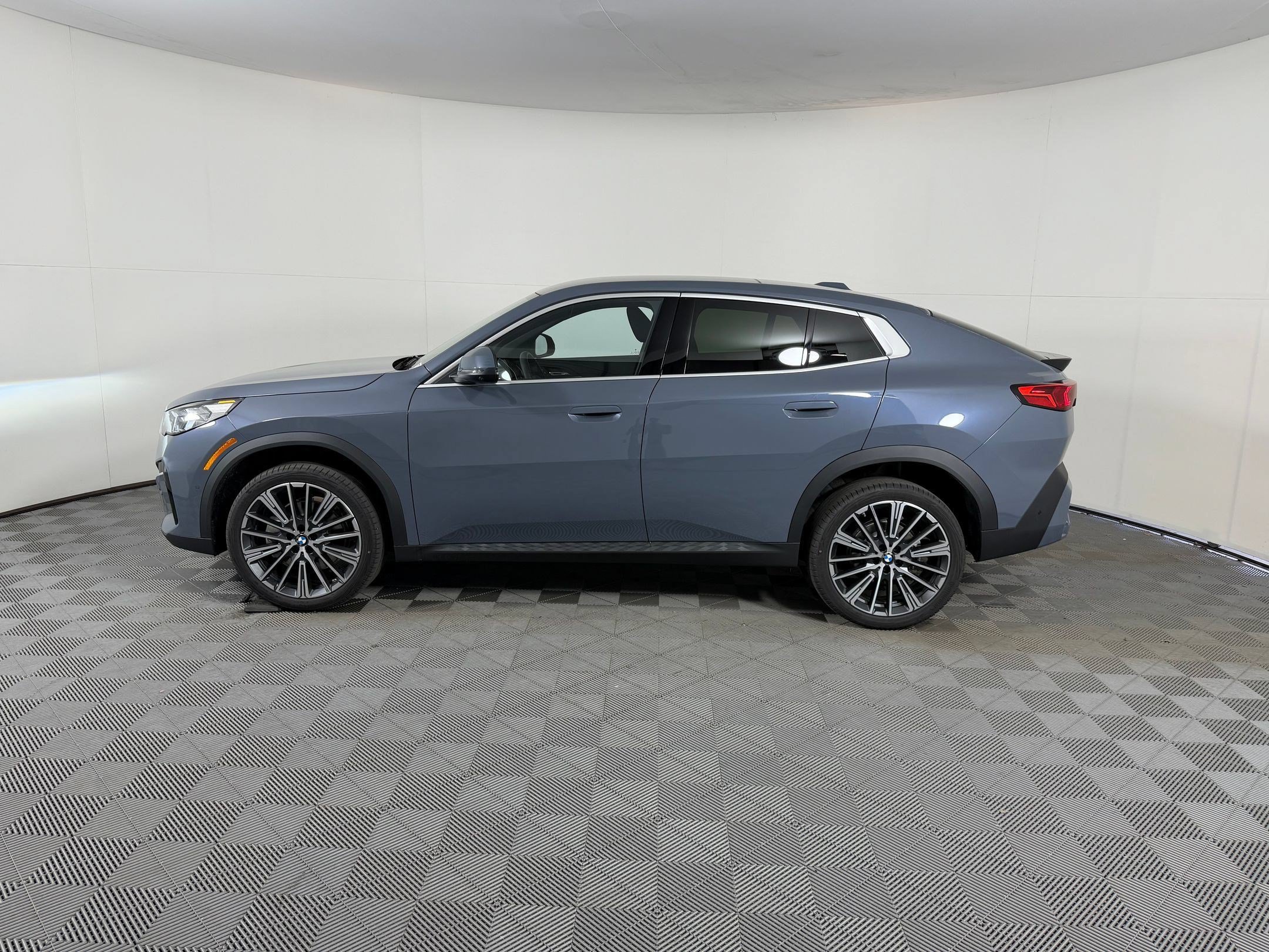 Used 2026 BMW X2 xDrive28i w/ Technology Package AWD/4WD image 2