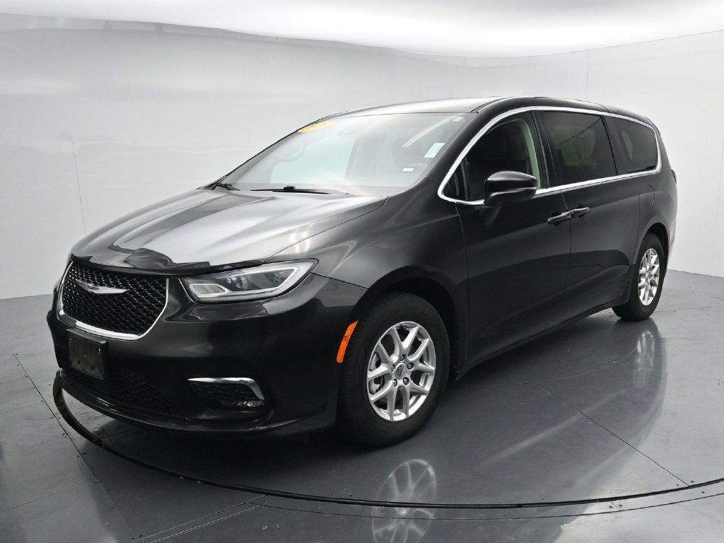 Used 2023 Chrysler Pacifica Touring-L FWD image 4
