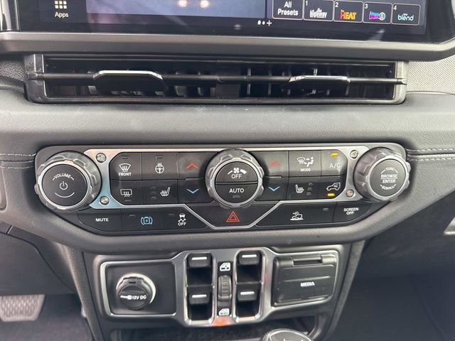Used 2025 Jeep Wrangler Unlimited Sahara AWD/4WD image 26