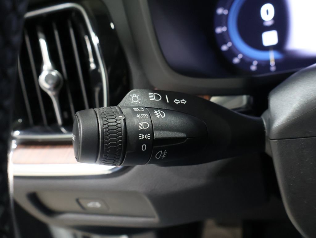 Used 2025 Volvo V60 B5 Cross Country Plus image 34