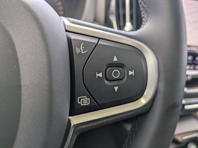 Certified 2022 Volvo XC60 B5 Momentum FWD image 19