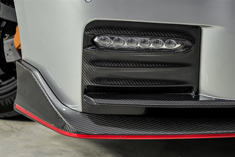Used 2017 Nissan GT-R NISMO AWD/4WD image 6