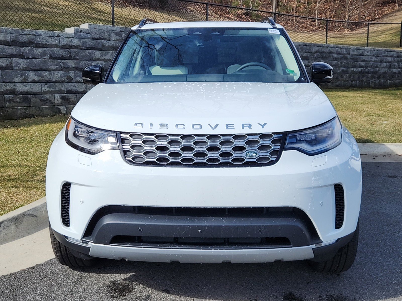 Certified 2025 Land Rover Discovery S image 8