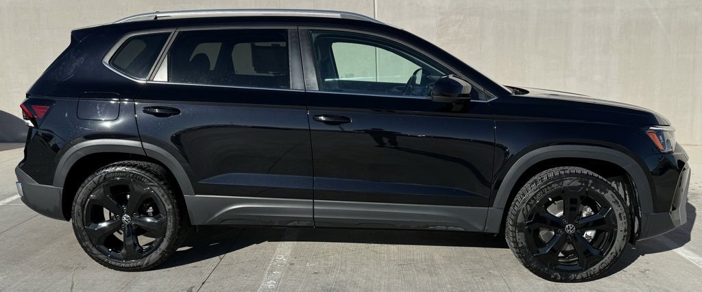 Certified 2025 Volkswagen Taos SEL image 3