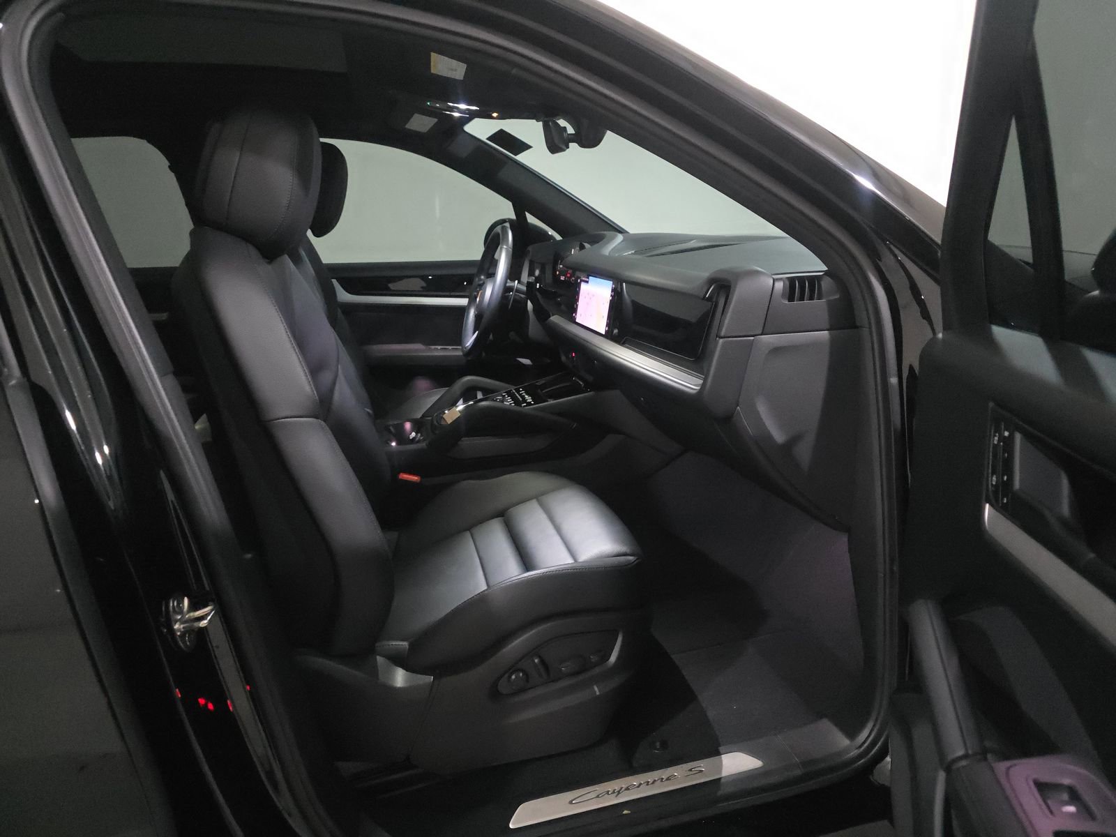 Used 2024 Porsche Cayenne S image 11