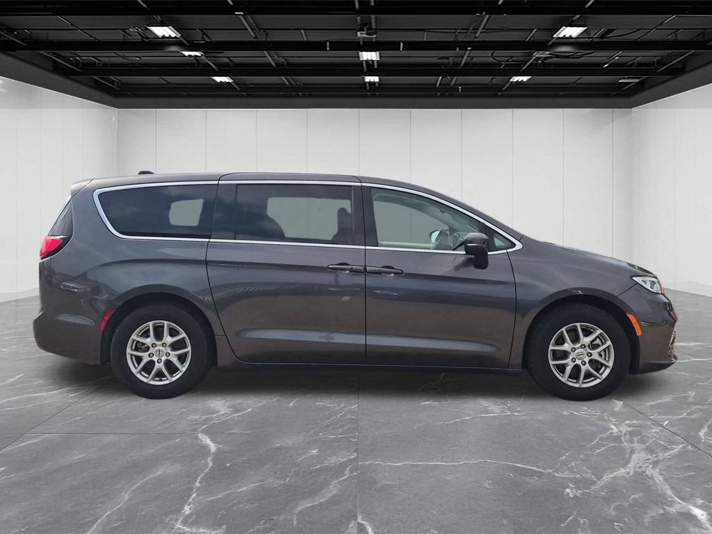 Used 2023 Chrysler Pacifica Touring-L FWD image 6