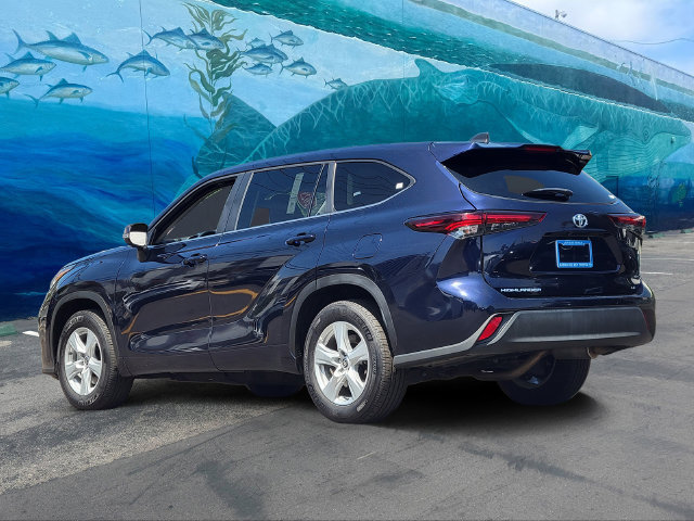 Used 2025 Toyota Highlander LE FWD image 2
