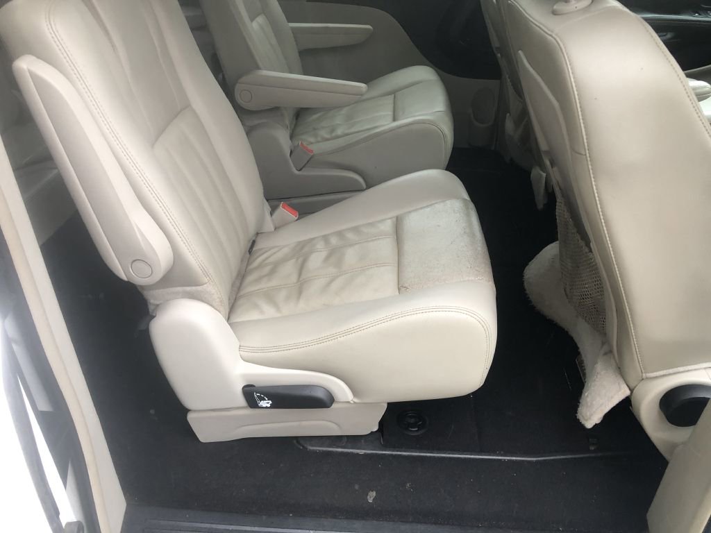 Used 2014 Chrysler Town & Country Touring image 20