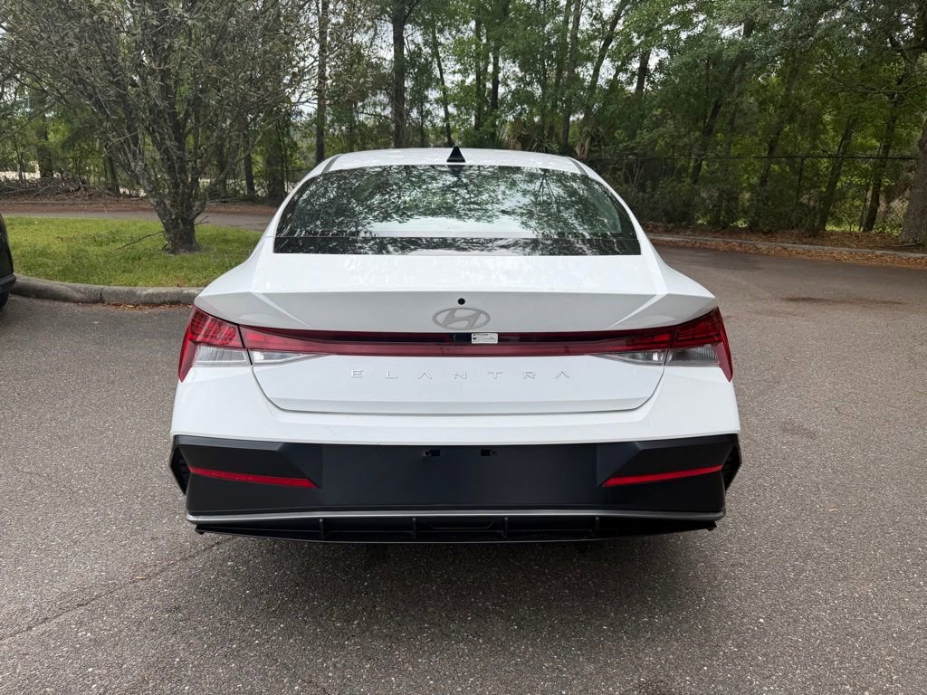 Used 2025 Hyundai Elantra SEL FWD image 5