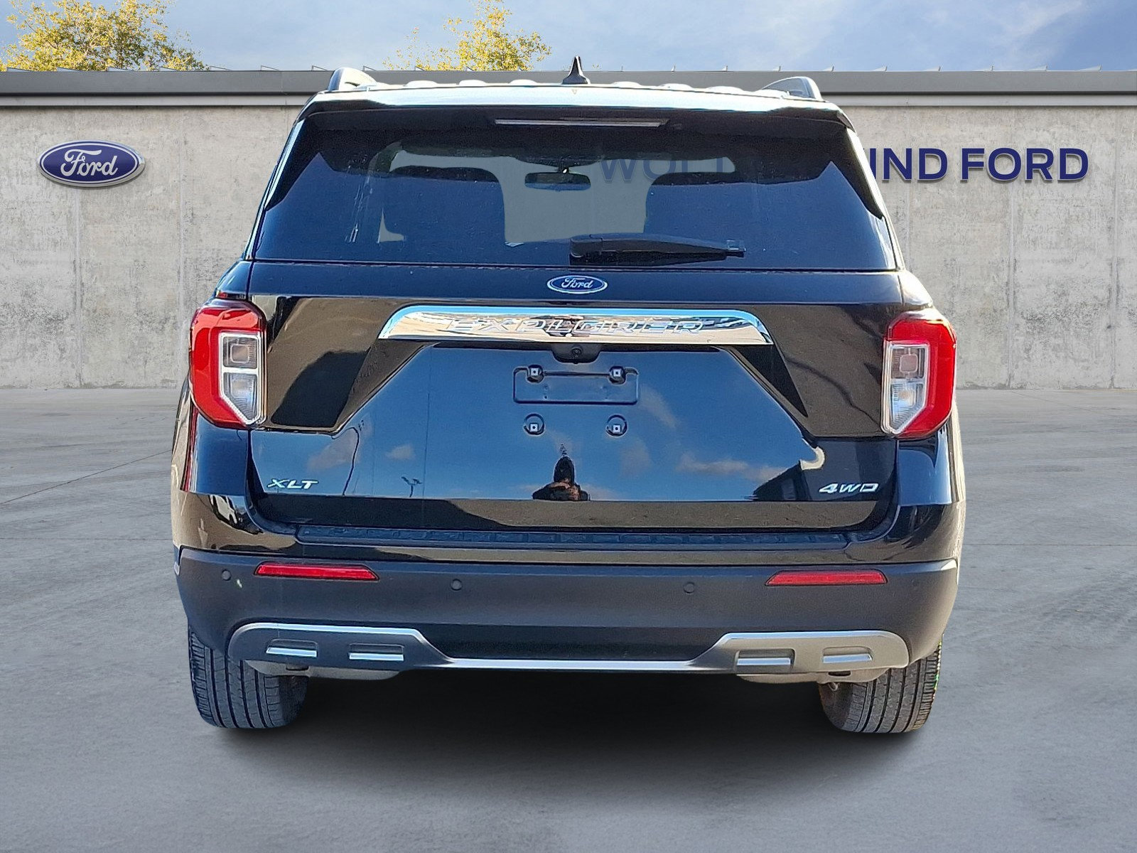 Used 2022 Ford Explorer XLT w/ Equipment Group 202A image 5