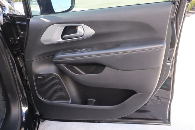 Used 2019 Chrysler Pacifica Limited FWD image 32