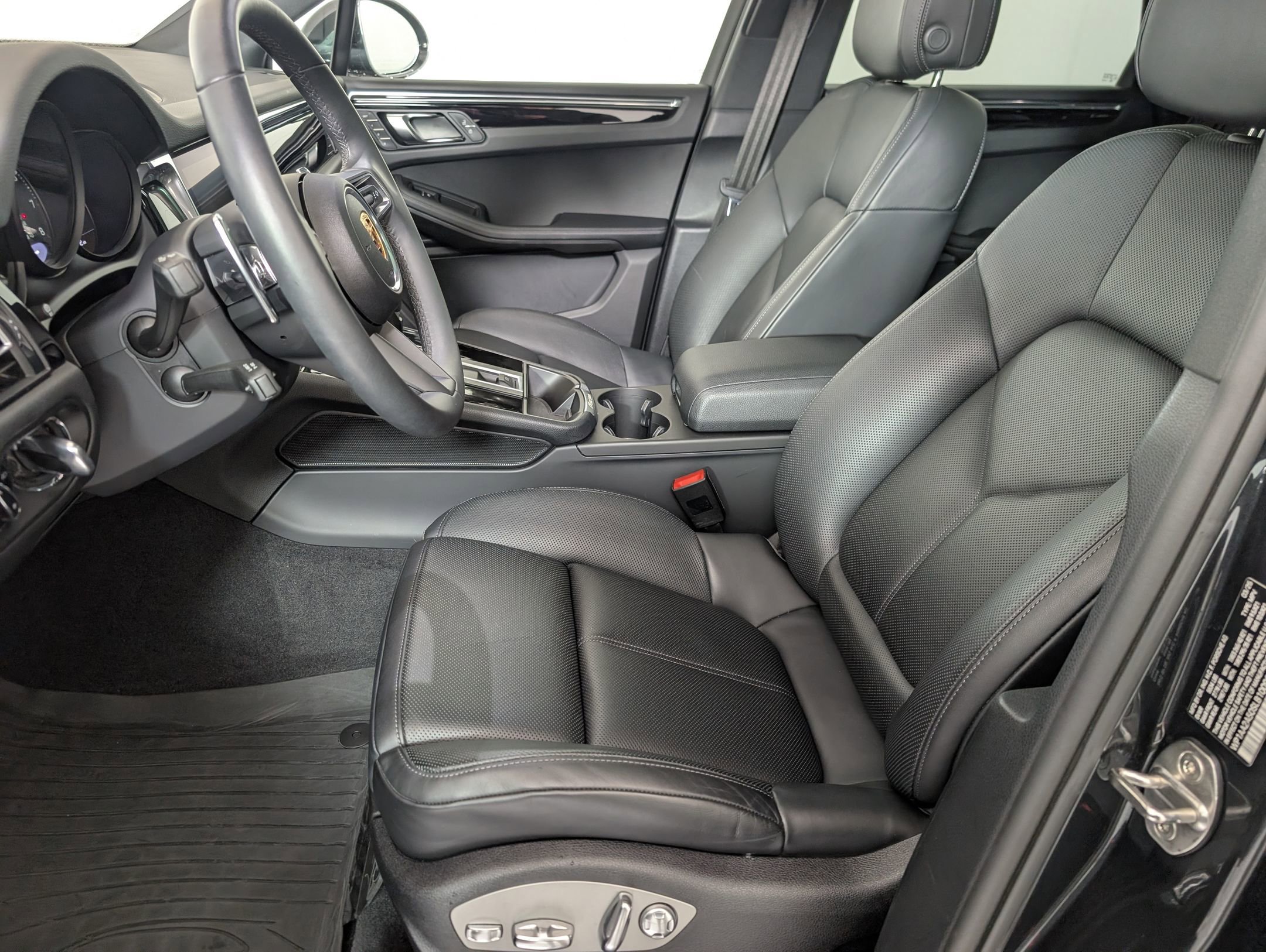 Used 2025 Porsche Macan image 5