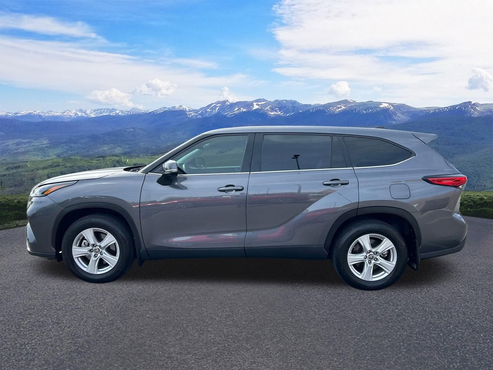 Used 2022 Toyota Highlander LE image 2