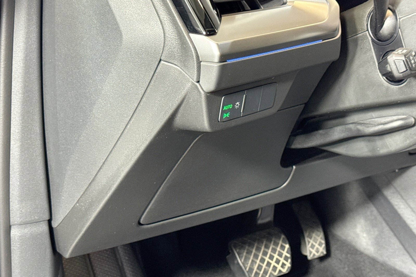 Used 2025 Audi Q4 e-tron Premium Plus image 10