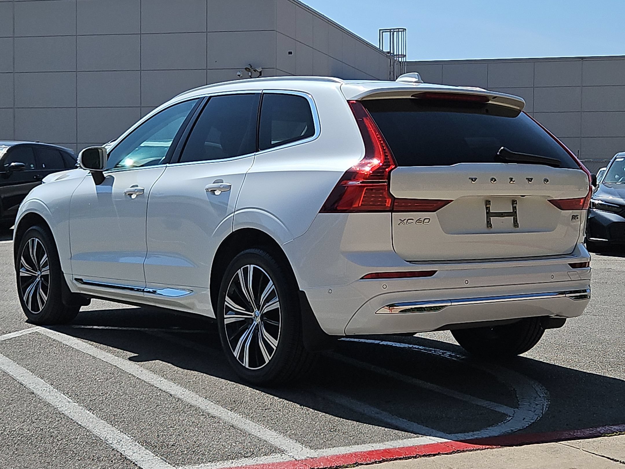 Used 2022 Volvo XC60 B5 Inscription w/ Advanced Package FWD image 5