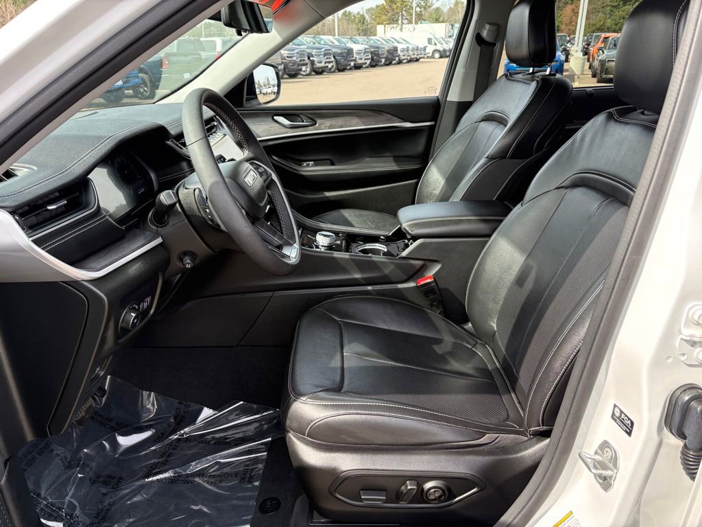 Certified 2023 Jeep Grand Cherokee Limited w/ Luxury Tech Group II AWD/4WD image 12