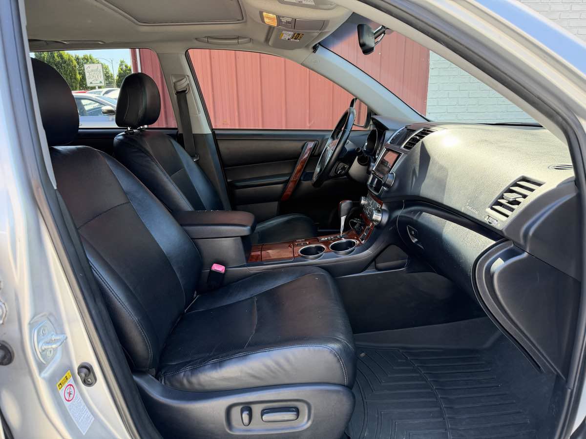 Used 2013 Toyota Highlander Limited AWD/4WD image 10