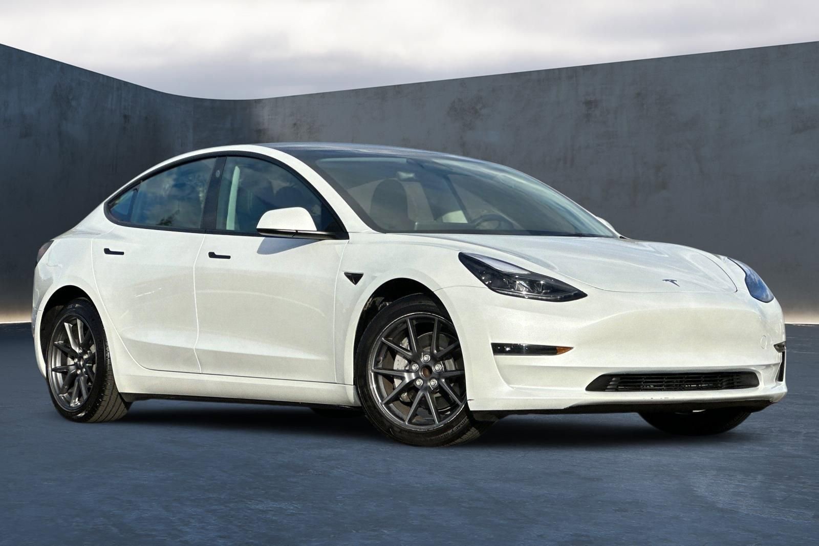 Used 2023 Tesla Model 3 Standard Range image 2