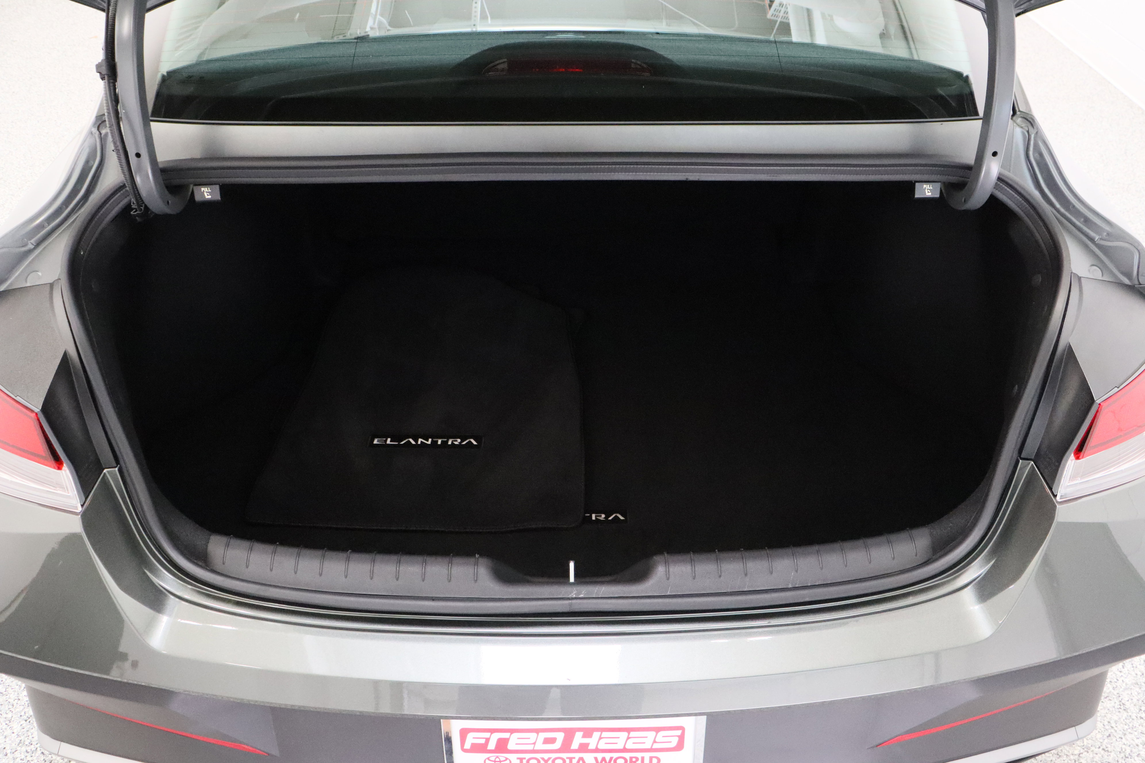 Used 2025 Hyundai Elantra SE image 29