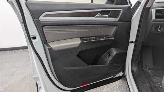 Used 2022 Volkswagen Atlas SE w/ Black Wheel Package image 12