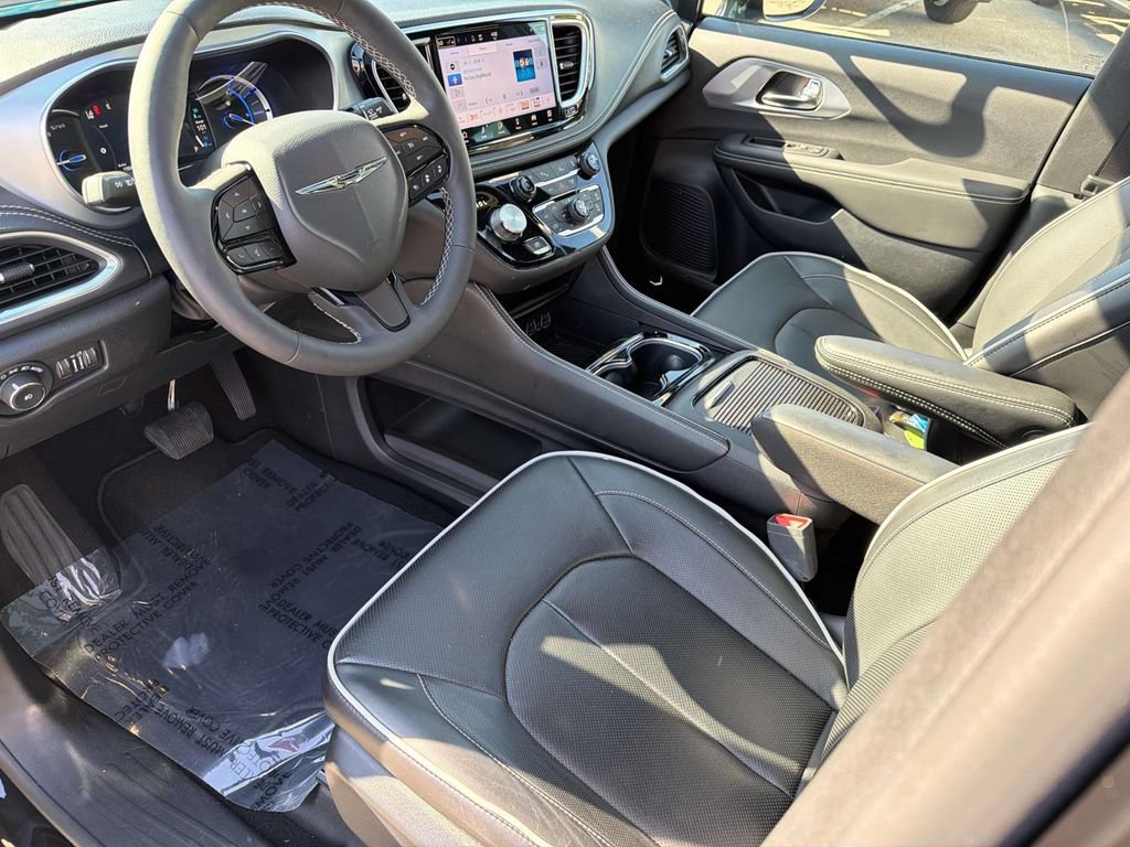 Used 2025 Chrysler Pacifica Premium FWD image 9