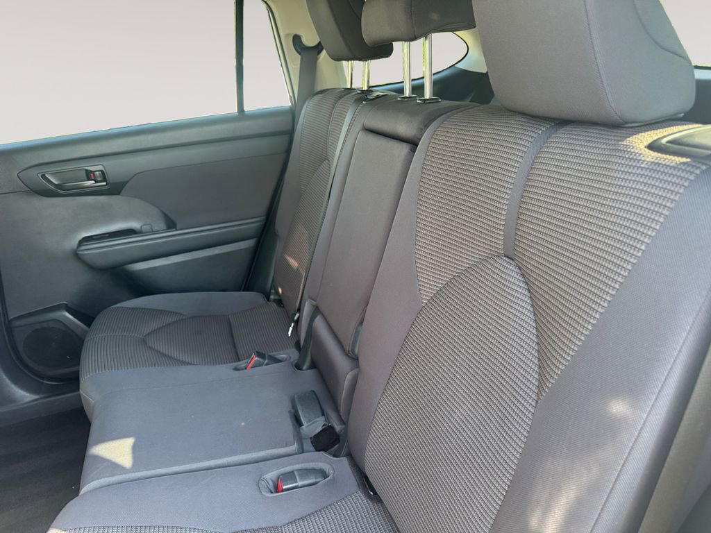 Used 2023 Toyota Highlander LE AWD/4WD image 13