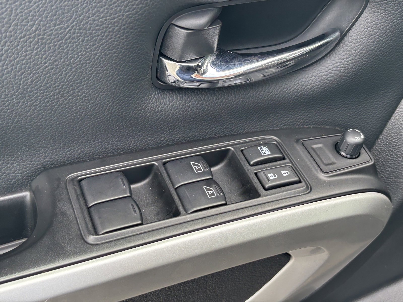 Used 2024 Nissan Titan SV image 19