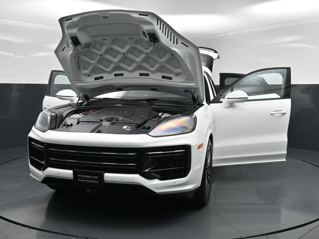 Used 2024 Porsche Cayenne Turbo AWD/4WD image 33