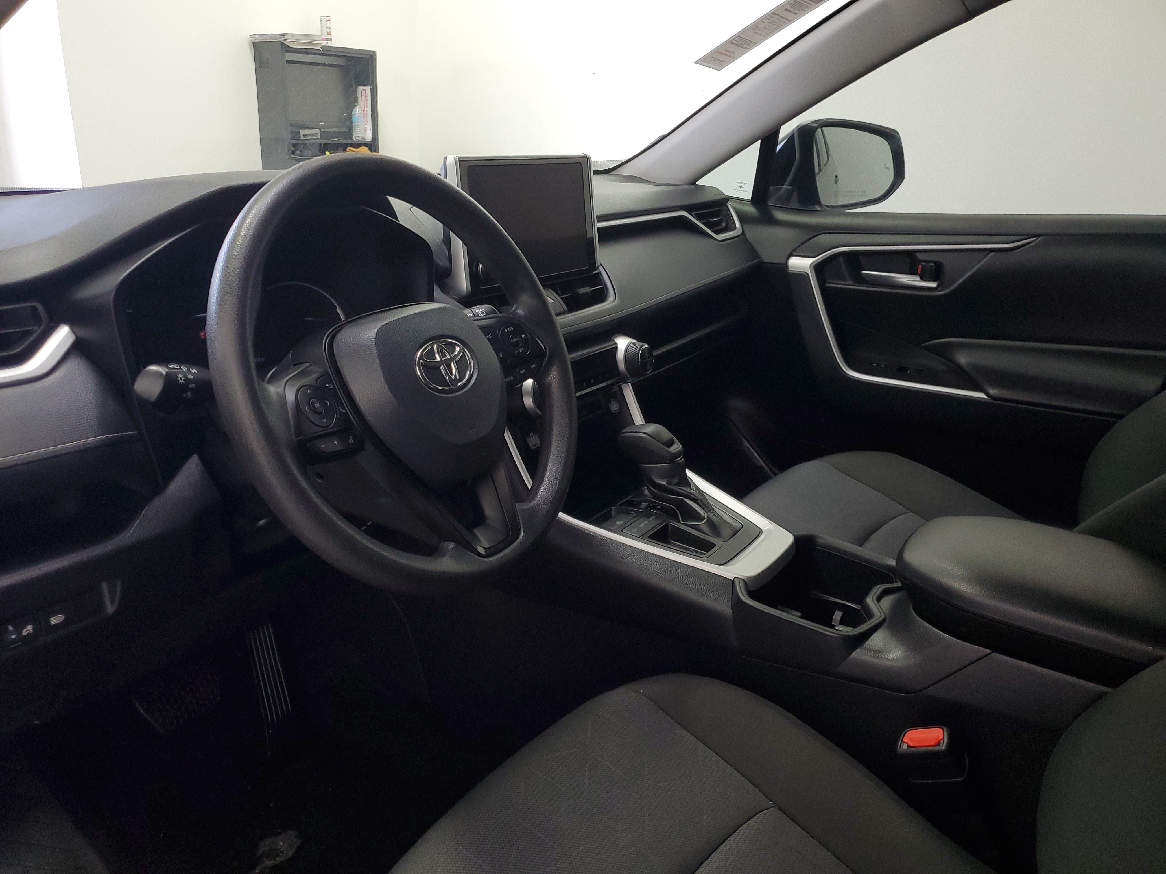 Used 2025 Toyota RAV4 XLE FWD image 17