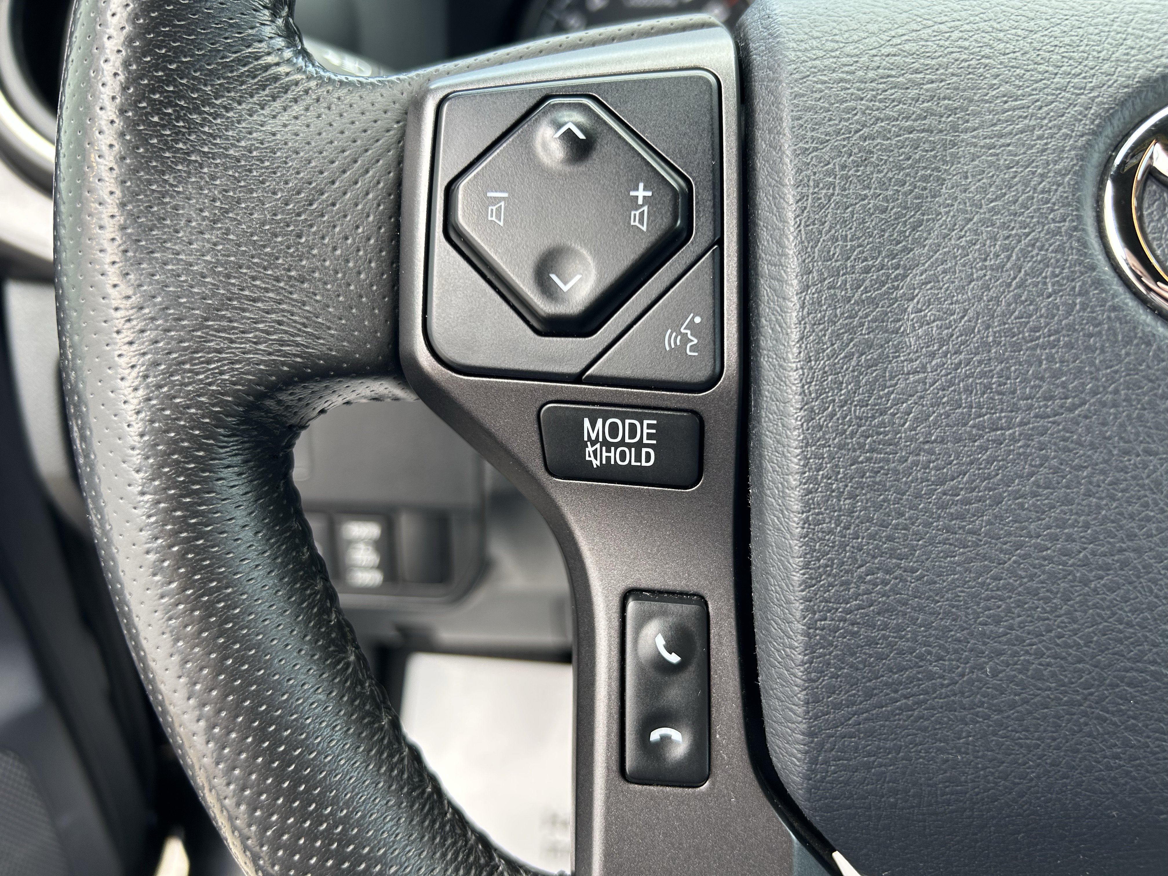 Certified 2020 Toyota Tacoma TRD Off-Road AWD/4WD image 21