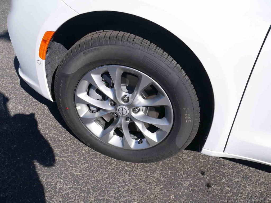 New 2026 Chrysler Pacifica Select image 9