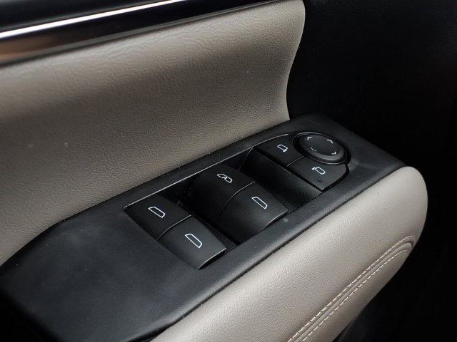 Used 2025 GMC Terrain Elevation w/ Technology Package II AWD/4WD image 15