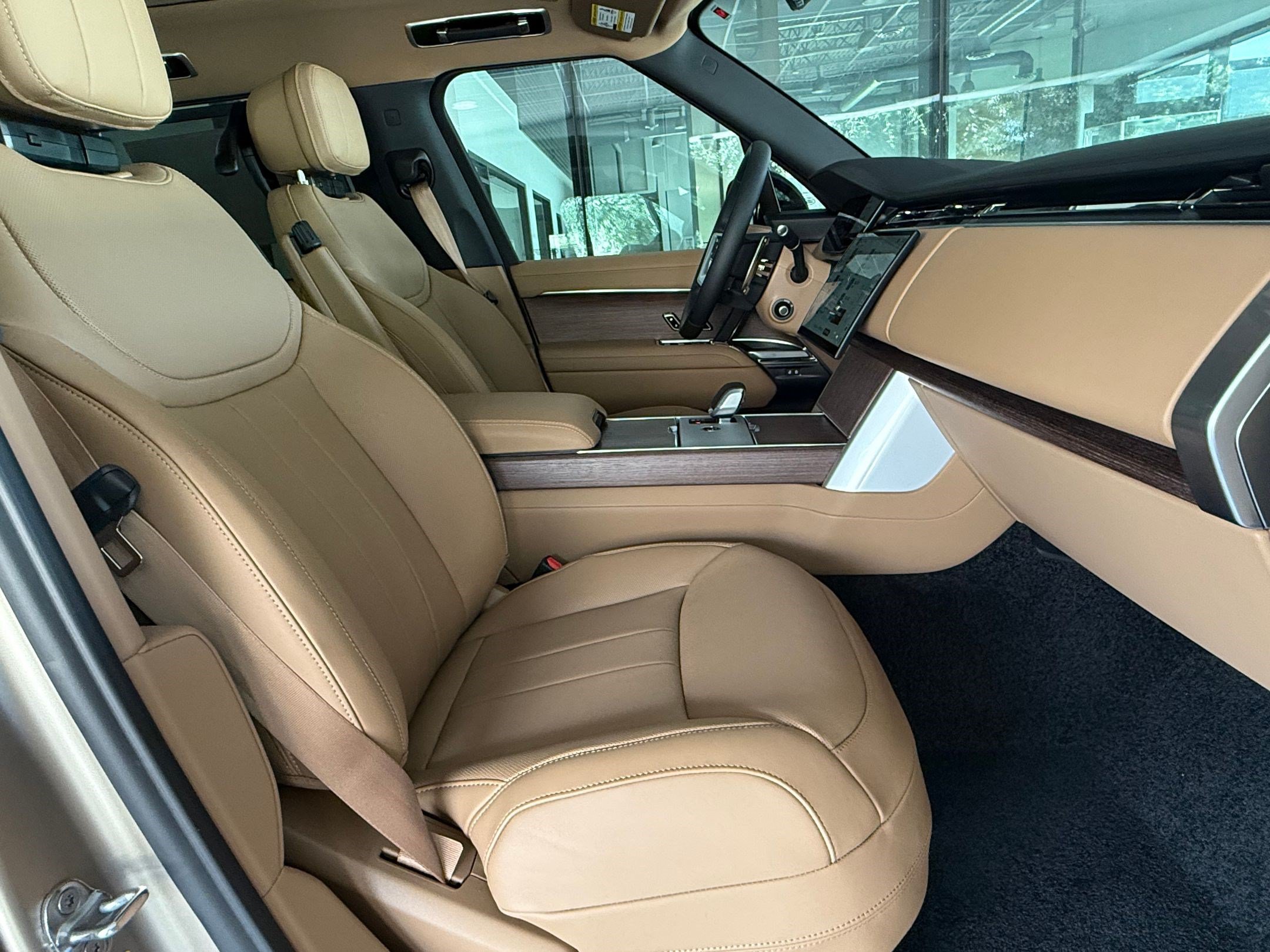 New 2026 Land Rover Range Rover Long Wheelbase SE AWD/4WD image 23