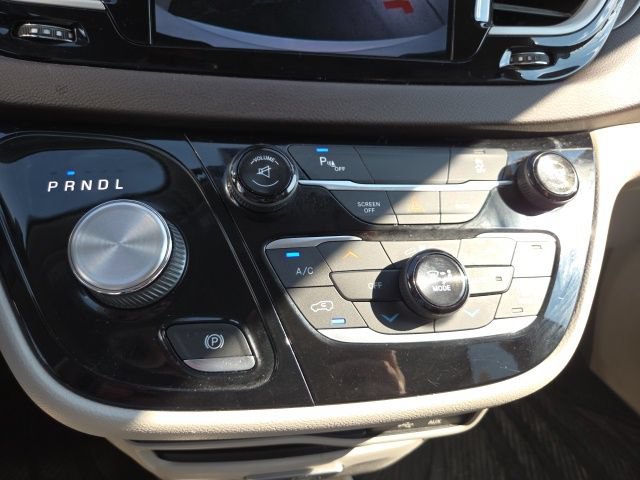Used 2017 Chrysler Pacifica Touring-L FWD image 16