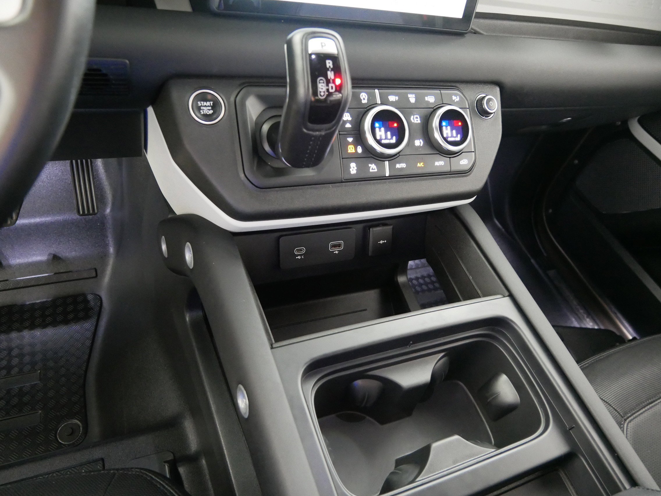 Used 2024 Land Rover Defender 110 X-Dynamic SE AWD/4WD image 24