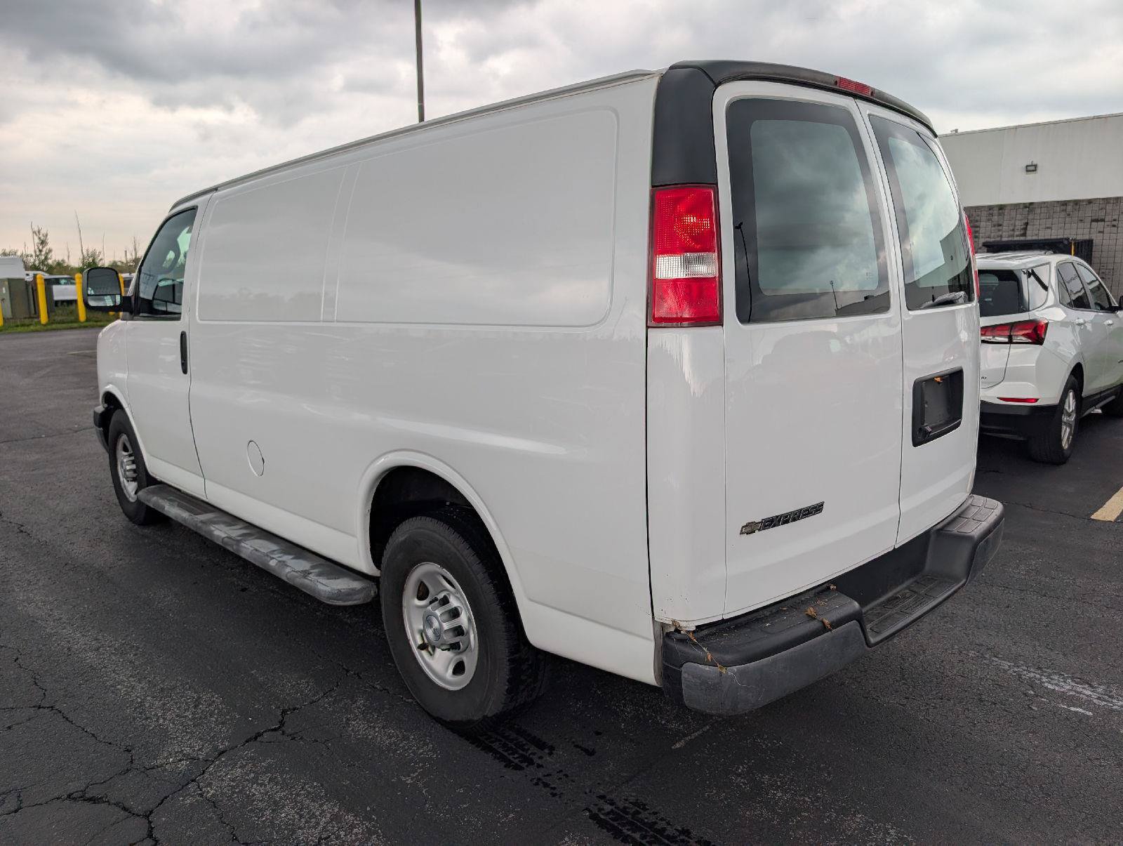 Used 2018 Chevrolet Express 2500 w/ Driver Convenience Package RWD image 5